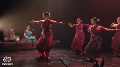 Photo : Les élèves de l'école de danse Bharata Nayam Kalavati asbl exécutant un "Tishra Alarippu". Elles sont accompagnées au nattuvangam par leur professeur Lucia Anjali, ainsi que par Raphaelle Brochet au chant et Carlo Strazzante à la percussion.