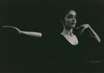 Photo : Lucia Anjali dans le spectacle « Graines de lumière » en 1994