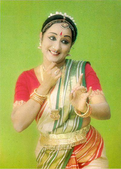 Photo : Kum. Lakshmi Vishwanathan enseigne la danse Bharata Natyam à Lucia Anjali à Chennai, dans le Sud de l'Inde.