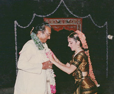 Photo : Lucia Anjali présente son premier récital (Arangetram) sous la direction d’Udipi Laxminarayan en 1987, à Chennai.